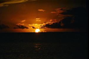 pôr do sol laranja sobre o oceano foto