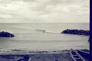 docas de surfe preto e branco foto