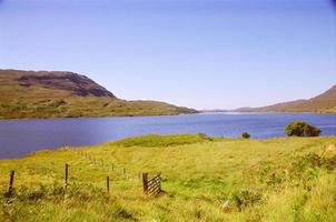 lago azul com montanhas foto