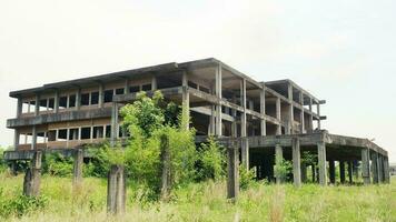 abandonado velho construção Projeto engenheiros estão não responsável. foto