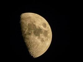 meia lua no céu escuro foto