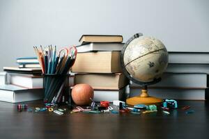 costas para escola com papelaria fundo tal Como livros, canetas, lápis, globo. costas para escola fundo conceito. alunos fundo conceito Educação, escola, universidade e literatura. foto