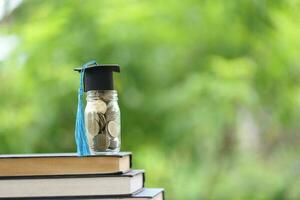 conhecimento e sucesso graduação boné em livros contra uma lindo natureza fundo. realização desbloqueado graduação boné e livros simbolizar Educação poupança e acadêmico crescimento. foto