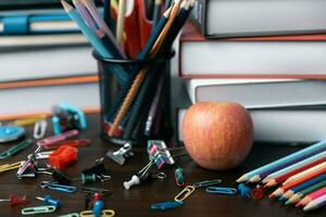 costas para escola com papelaria fundo tal Como livros, canetas, lápis, globo. costas para escola fundo conceito. alunos fundo conceito Educação, escola, universidade e literatura. foto