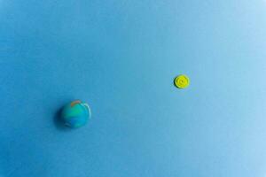 plasticina modelo do planeta terra em azul fundo e sol, cosmos foto