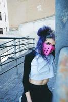 jovem punk usando uma máscara rosa foto