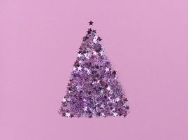 forma de árvore de Natal de estrelas de confete em um papel rosa. leigos plana monocromática festiva.