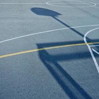 sombras de quadra de basquete de rua foto