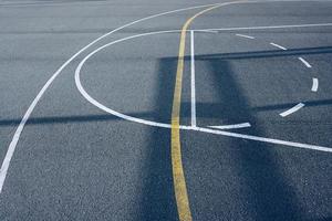 sombras de quadra de basquete de rua foto