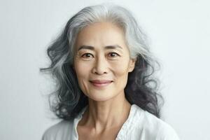 retrato do Senior ásia mulher com grandes ondulado cabelo em cópia de espaço. pele tratamento e cosmetologia. foto