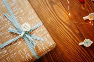caixa de presente de natal na mesa de madeira foto