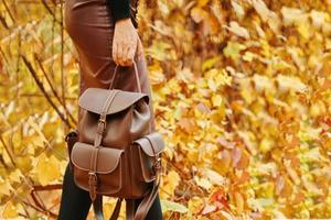 mulher elegante em saia e com uma mochila. foto