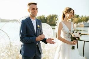 cerimônia de casamento dos noivos no cais foto