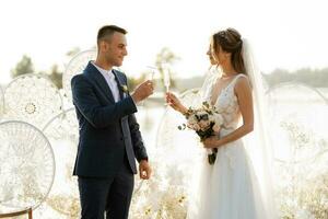 cerimônia de casamento dos noivos no cais foto