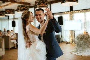 a primeira dança do casamento dos noivos foto