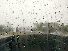 chuva gotas em carro vidro durante a chuvoso estação foto