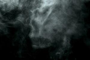 pó abstrato ou fumaça isolada em fundo preto foto