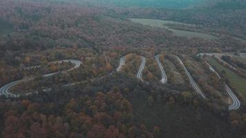 vista aérea de uma estrada curva nas montanhas do sul da polônia durante o outono foto