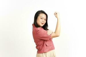 mostrando força e levante os braços da bela mulher asiática isolada no fundo branco foto