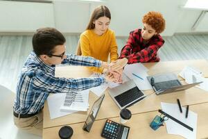 pilha do mãos. o negócio comece trabalho em equipe unidade conceito. topo Visão do jovem o negócio pessoas colocando seus mãos junto. o negócio colegas durante a trabalhos processo alegrar dentro sucesso do companhia foto