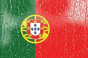 3d bandeira do Portugal em uma vidro com água solta fundo. foto