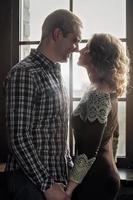 um jovem casal em um relacionamento romântico se olha no fundo da janela. proposta de casamento.