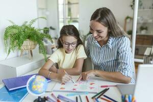 tipo mãe ajudando dela filha fazendo trabalho de casa. mãe ajudando filha com dever de casa durante covid-19 coronavírus e Aprendendo a partir de lar. sorridente mãe ajudando pequeno menina com dever de casa foto