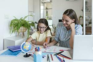 covid-19 coronavírus e Aprendendo a partir de lar, casa escola criança conceito. pequeno menina estude com mãe ajuda. quarentena e social distanciar conceito. Aprendendo às lar, conectados aprendizado. foto