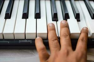 fechar-se do piano chaves. piano Preto e branco chaves e piano teclado musical instrumento colocada às a casa sacada durante ensolarado dia. foto