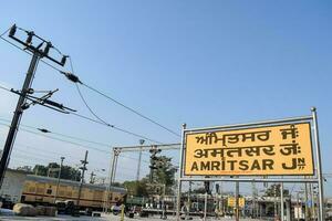 Amritsar estrada de ferro estação plataforma durante manhã tempo, Amritsar estrada de ferro estação bandeira às amritsar, punjab estrada de ferro estação foto
