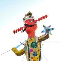 ravnans ser aceso durante Dussera festival às Ramleela terra dentro Délhi, Índia, grande estátua do Ravana para pegue fogo durante a justo do Dussera para comemoro a vitória do verdade de senhor rama foto