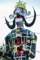 ravnans ser aceso durante Dussera festival às Ramleela terra dentro Délhi, Índia, grande estátua do Ravana para pegue fogo durante a justo do Dussera para comemoro a vitória do verdade de senhor rama foto