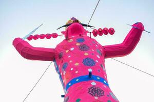 ravnans ser aceso durante Dussera festival às Ramleela terra dentro Délhi, Índia, grande estátua do Ravana para pegue fogo durante a justo do Dussera para comemoro a vitória do verdade de senhor rama foto