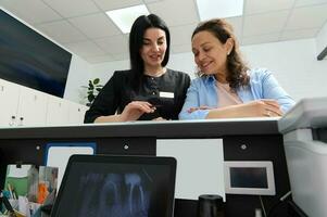 confiante com experiência dentista prescrevendo para dela paciente a dental tratamento este necessidades para executar dentro odontologia clínica foto