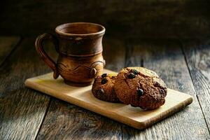 aveia biscoitos e uma copo do café em uma de madeira mesa. foto