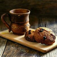 aveia biscoitos e uma copo do café em uma de madeira mesa. foto