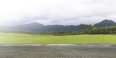 estrada de asfalto vazia e paisagem montanhosa foto