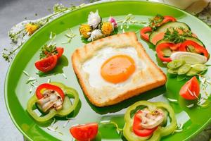 ovo em pão torrado assado em forma de flor com legumes frescos foto