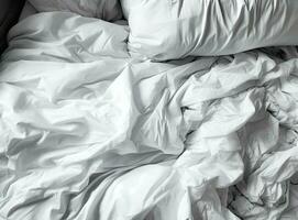 topo Visão do desfeito roupa de cama folhas e travesseiro , desfeito bagunçado cama depois de confortável dormir conceito criada com generativo ai tecnologia. foto