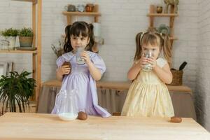 pequeno feliz meninas idiota por aí dentro a Primavera e cozinhar dentro a cozinha foto