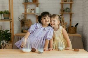 pequeno feliz meninas idiota por aí dentro a Primavera e cozinhar dentro a cozinha foto