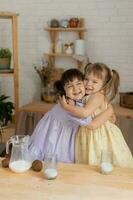 pequeno feliz meninas idiota por aí dentro a Primavera e cozinhar dentro a cozinha foto