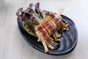 cogumelos enoki assados com bacon comida japonesa foto