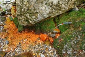 fonte de água ferruginosa nos Alpes italianos foto