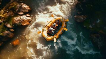 aéreo topo Visão extremo esporte caiaque velas montanha rio com Sol claro. rafting, água Branca caiaque. foto