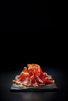 espanhol jamon presunto, prosciutto fechar-se isolado em Preto fundo cópia de espaço, generativo ai foto