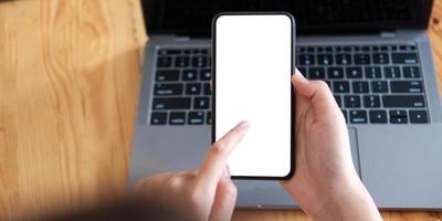 imagem de maquete de uma pessoa segurando um telefone celular com uma tela em branco para texto foto