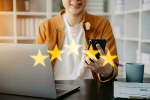 cliente ou cliente as estrelas para completar cinco estrelas. com espaço de cópia. dando uma classificação de cinco estrelas. classificação de serviço, conceito de satisfação. foto