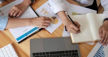 close-up de empresários reunidos para discutir a situação do mercado. conceito financeiro de negócios foto