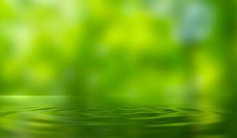 água gotas em verde natureza fundo desfocado fechar-se do hortelã verde transparente Claro calma água superfície textura com salpicos e bolhas. na moda abstrato verão natureza fundo. foto